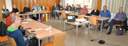 Klaus Riecken (vorne links) bei seinem Vortrag im "Begegnungszentrum / Bürgertreff Faldera"